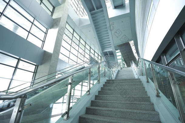 现代商务电梯及楼梯的施工步骤