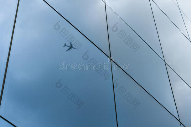 飞机反射在玻璃窗上