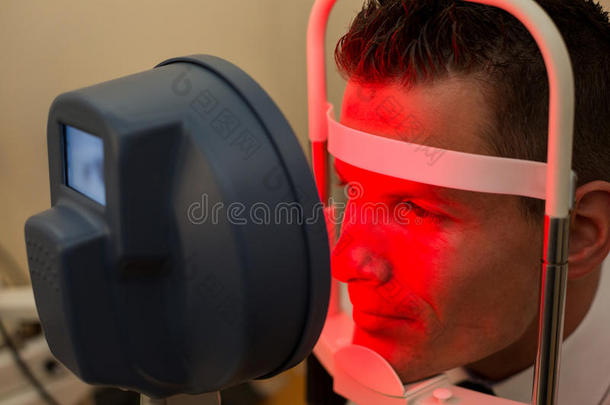 验光师或验光师的角膜地形图患者