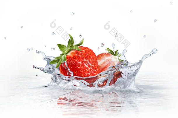 草莓落入清水中，形成树冠飞溅。