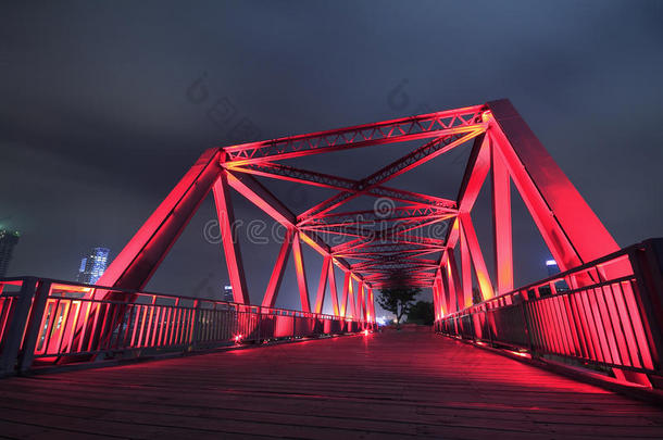 钢结构桥梁夜间景观特写