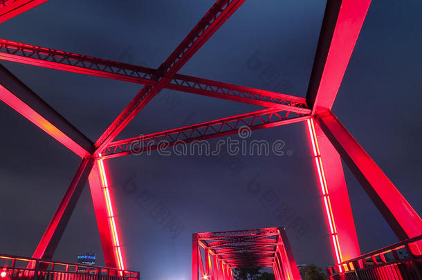 钢结构桥梁夜间景观特写