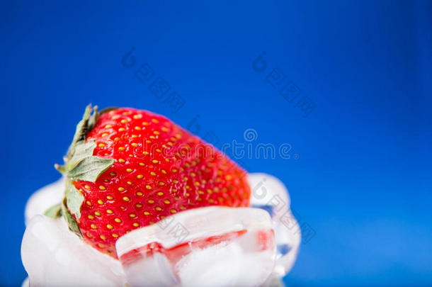 蓝底冰鲜草莓