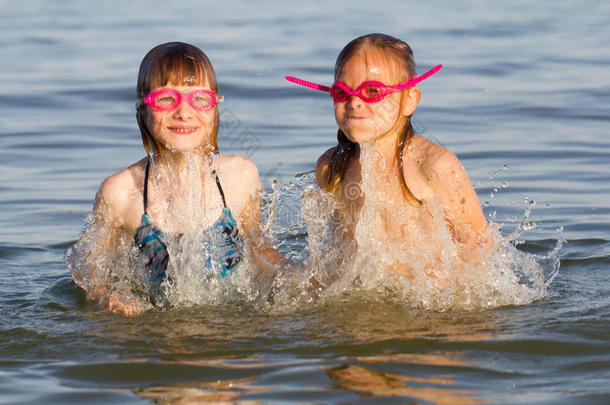 戴<strong>泳镜</strong>的女孩们在华盛顿的海上浮潜嬉笑