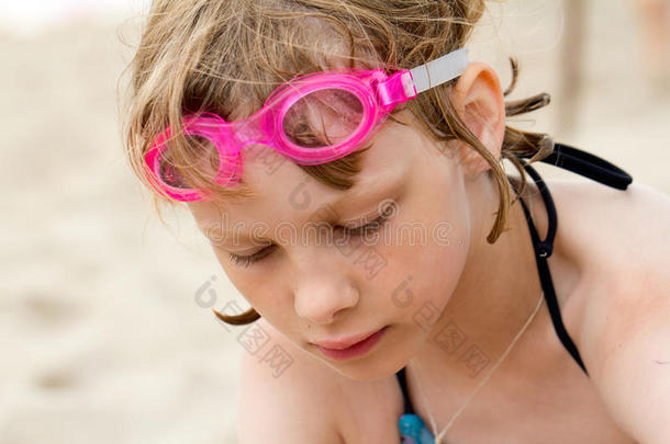 海滩上戴泳镜的伤心女孩