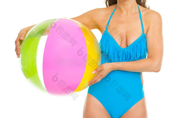 穿泳衣的年轻女子与沙滩球的特写镜头