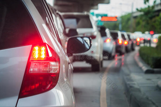 在交通不畅的道路上排队等候