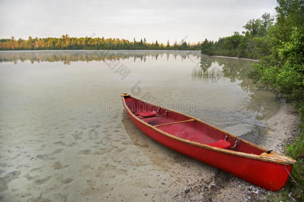 湖边搁浅的红独木舟