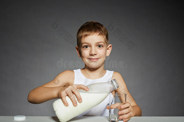 男孩往杯子里倒牛奶