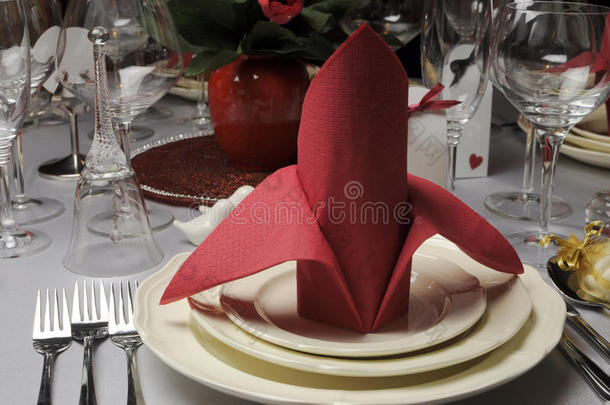 红白<strong>主题婚礼</strong>早餐餐桌近距离设置。