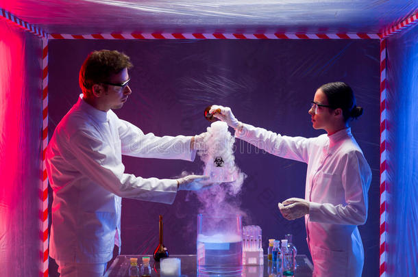 两位科学家在实验室里混合化学物质