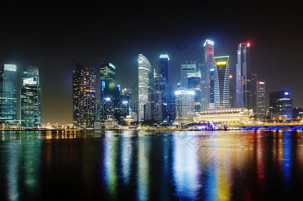 夜晚新加坡摩天大楼灯火通明