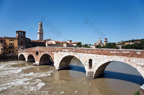 维罗纳的古罗马桥横跨这条河