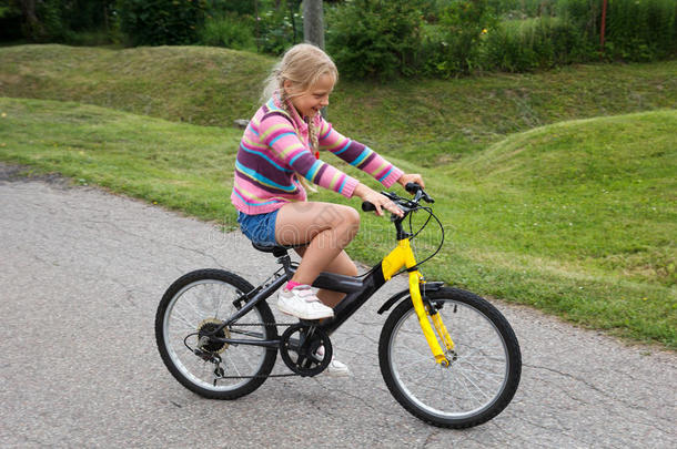 学骑自行车的小女孩