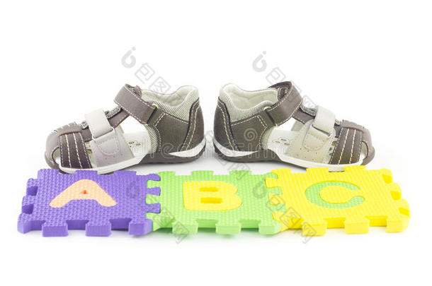 儿童凉鞋和字母拼图