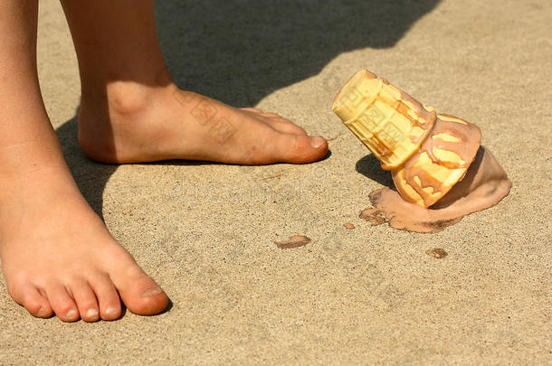 孩子把冰淇淋蛋卷一只脚一只脚地扔下去