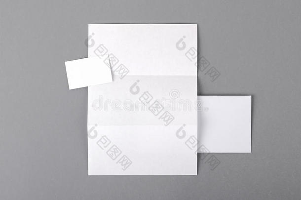 空白基本信纸。信头折叠，名片，信封。