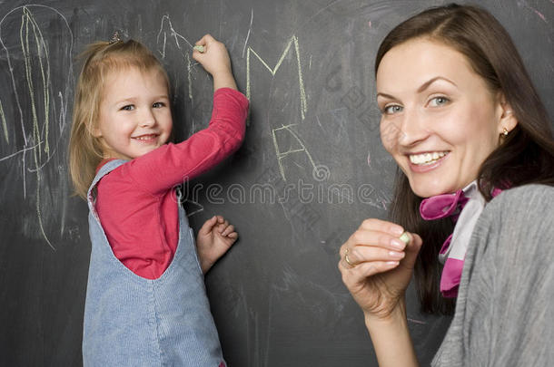 黑板边的老师和小学生、母亲和女儿的画像