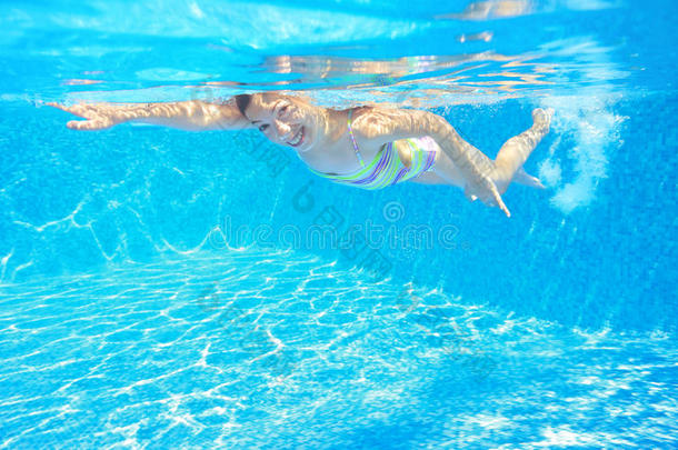 快乐活泼儿童游泳池自由泳，水下景观