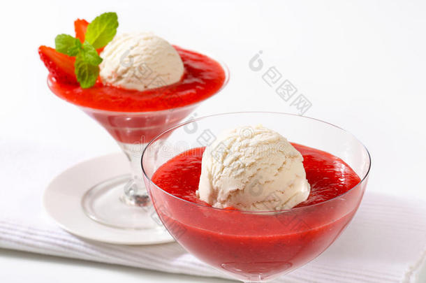 草莓泥冰淇淋