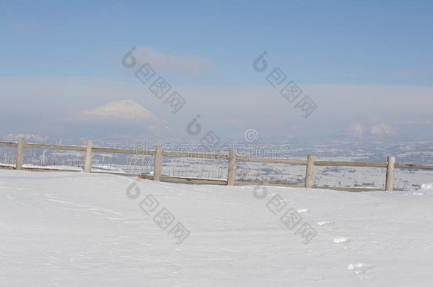 雪山覆盖的白色冬季景观