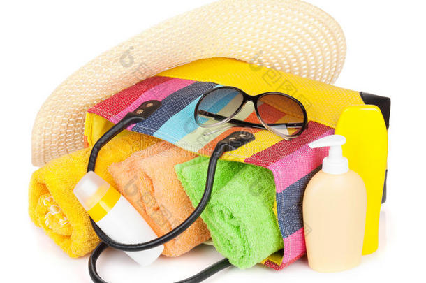 带毛巾、太阳镜、<strong>帽子</strong>和<strong>沙滩</strong>用品的包