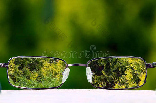 绿色自然背景眼镜
