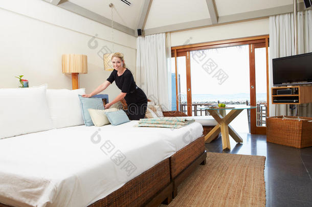 酒店女服务员为客人铺床