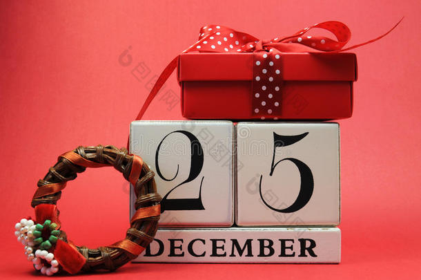 用这个白色的木块日历为12月25日保留圣诞节日期，并赠送一份节日的红色礼物