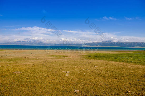 草原边的赛里姆湖，在高原上