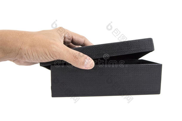 用手打开黑纸盒子。