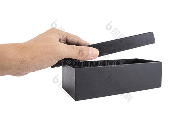 用手打开黑纸盒子。
