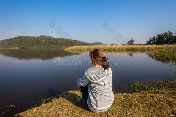 坐在<strong>江水</strong>泻湖的女孩