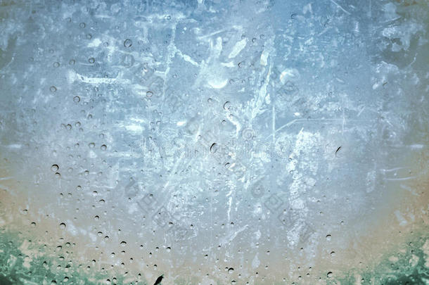一张透明表面上的水滴的照片