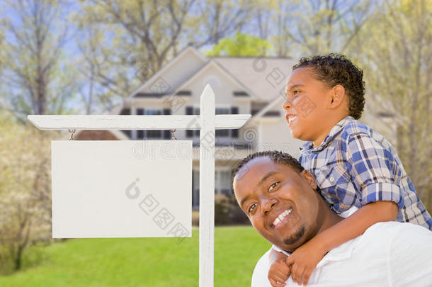父子俩在空白的房产招牌和房子前