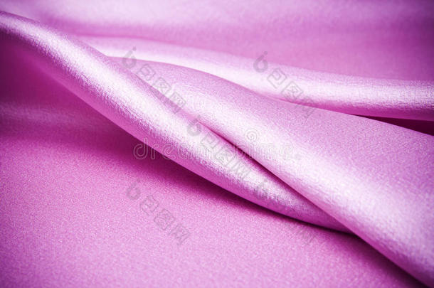 粉色绸缎面料，波浪形。