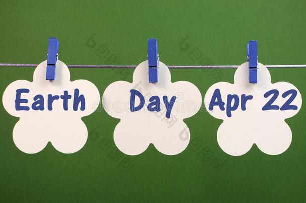 地球日，4月22日，白花卡片上写着问候语，挂在一条线上的钉子上