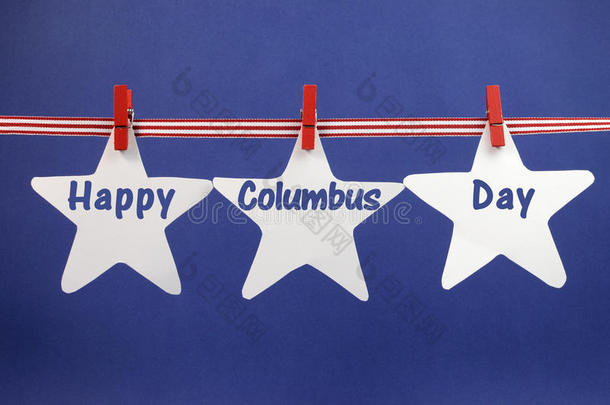 哥伦布节快乐的贺词写在挂在红色条纹丝带上的白色星形卡片上