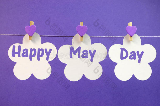 五一节快乐的问候语写在挂着紫心钉的白花卡片上
