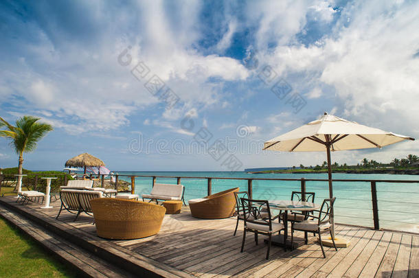 海滩上的户外餐厅。海滩上的咖啡馆，海洋和天空。热带海滩餐厅的餐桌布置。多米尼加