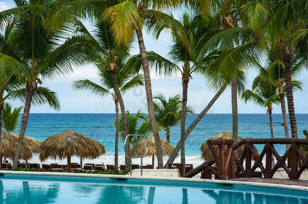 豪华酒店室外度假游泳池。海边豪华度假村的游泳池。热带天堂。游泳池