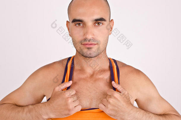 一个运动员正在拉他的橙色背心。