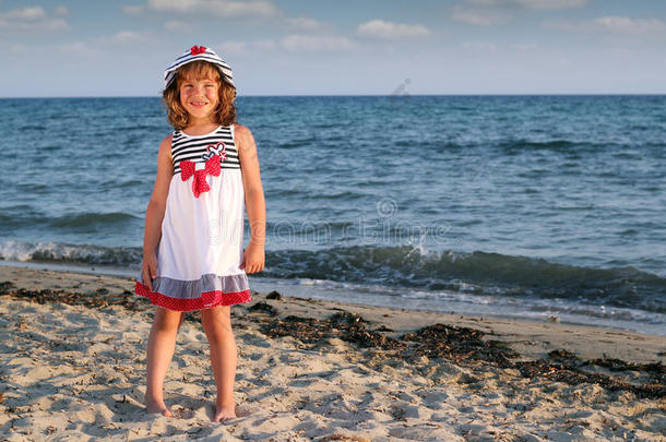 沙滩上的小女孩夏日场景