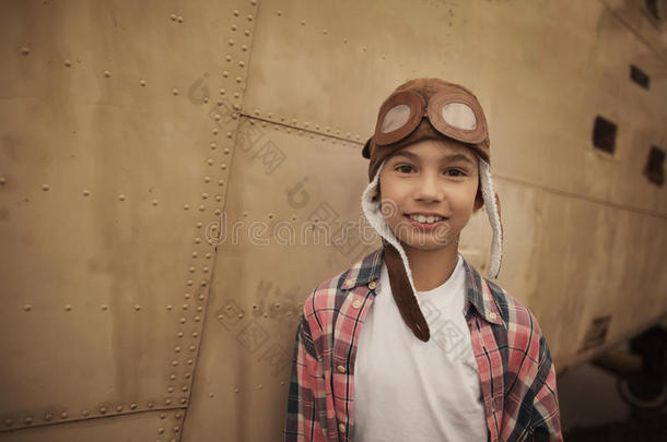 梦想成为飞行员的快乐男孩