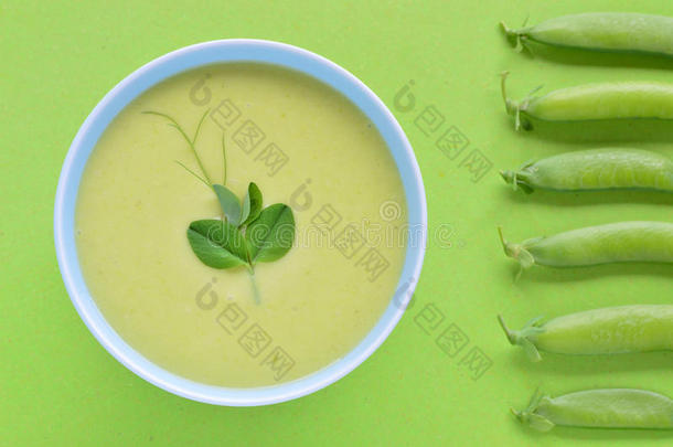 冷奶油绿豌豆汤和豌豆荚。