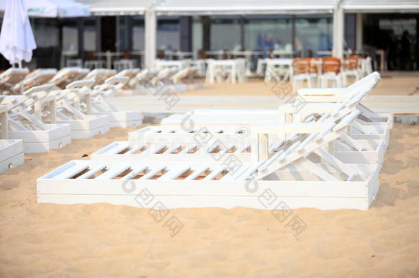 沙滩上的白色桌椅
