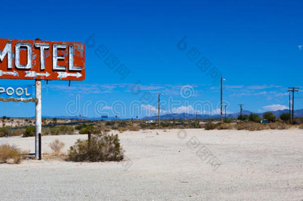 沙漠中的老式霓虹灯汽车旅馆招牌