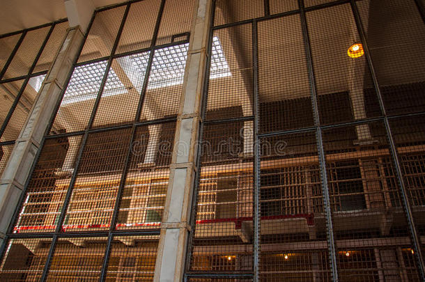从阿尔卡特拉兹监狱的一道安全栅栏望去