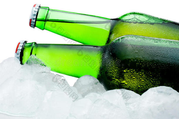 特写两瓶冰凉的绿色啤酒