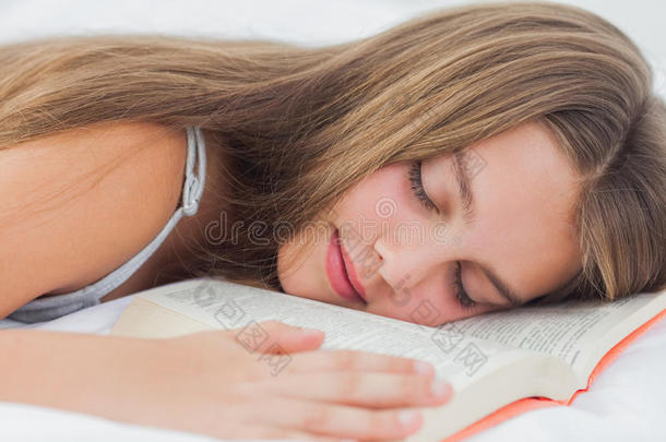抱着书睡觉的可爱女孩